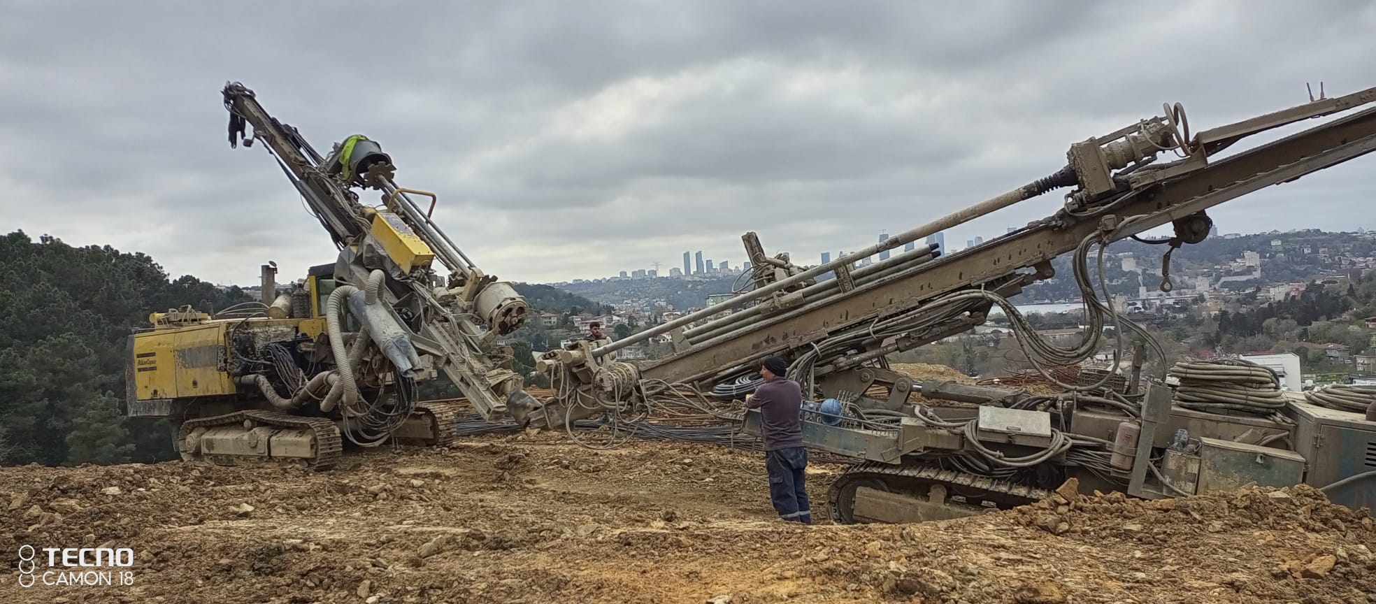 İstanbul Boğazı manzaralı sahada iki ankraj delgi makinesi