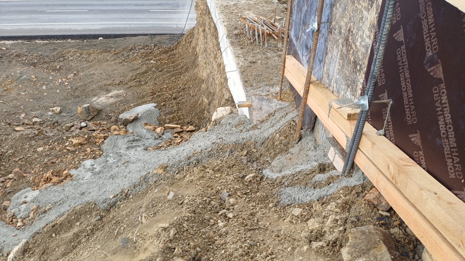 Yol kenarında istinat duvarı kalıp ve beton imalatı