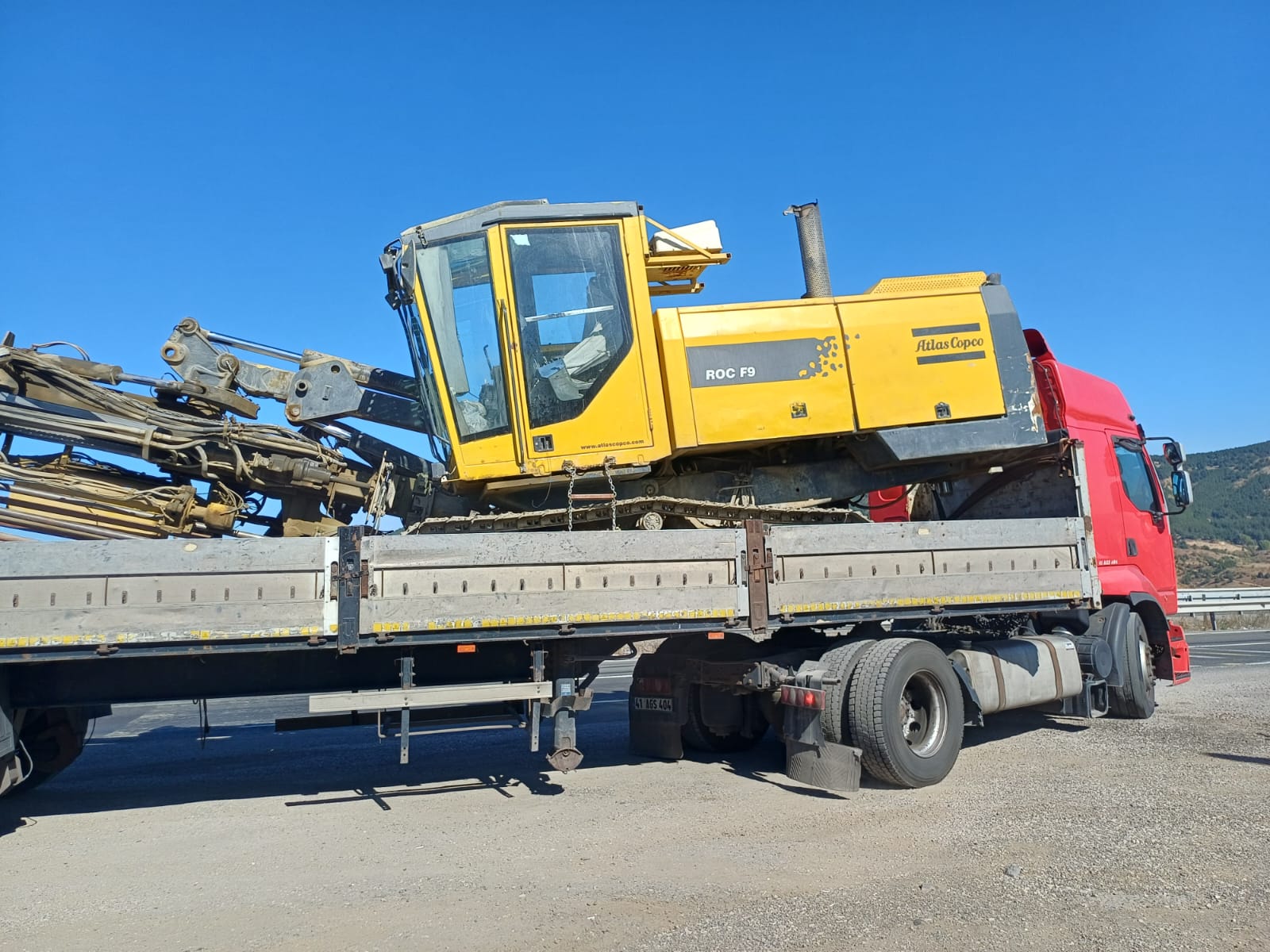 Delgi makinesinin lowbed ile şantiyeye sevkiyatı