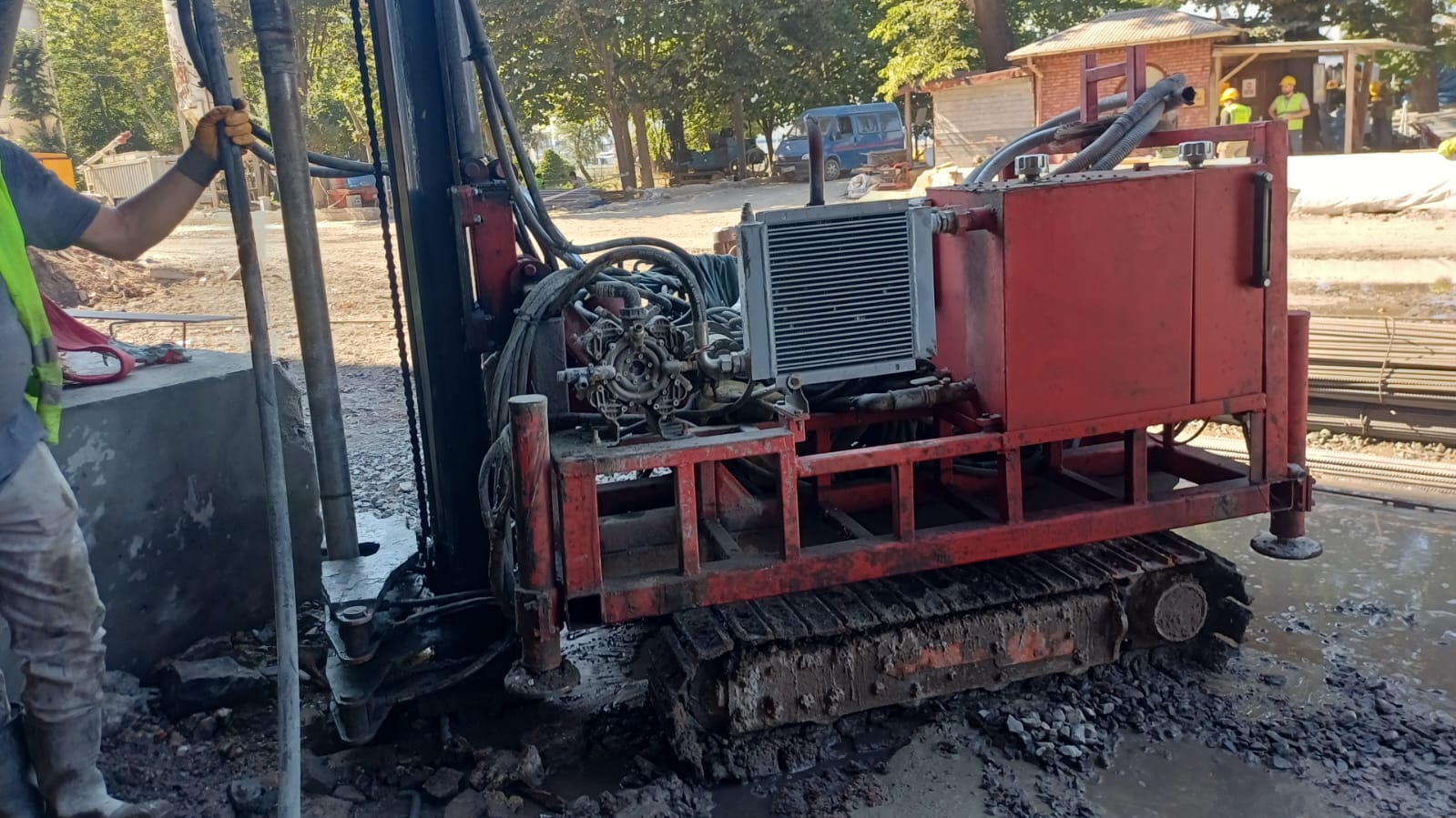 Şantiyede mikro kazık delgi makinesi ile imalat