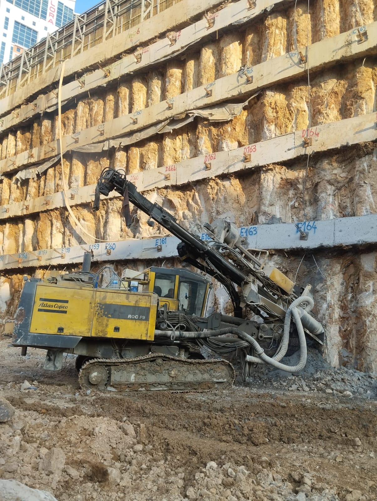 İksa perdesinde sıralı ön germeli ankraj uygulaması detayı